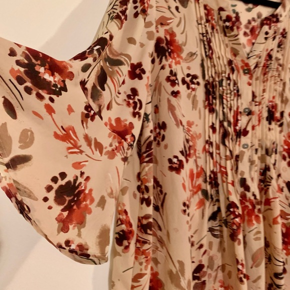 082 CATHERINES floral plus pin tucked blouse - Picture 4 of 6